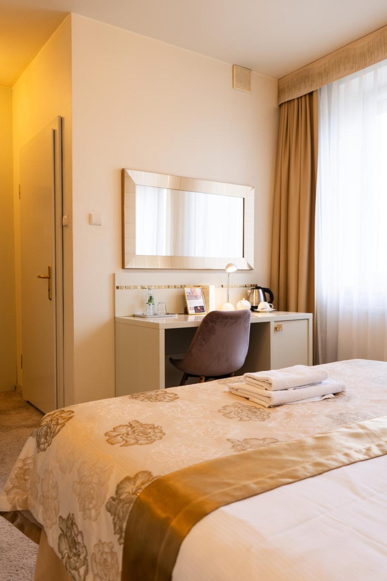 Hotel Court Wellness&Spa Kedzierzyn-Kozle Exterior photo